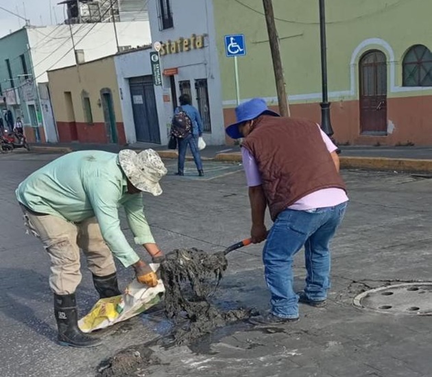 CAPAMH atiende colapso en red de drenaje sanitario en la calle Matamoros