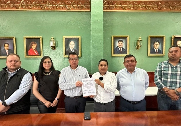 Comisión Electoral del Ayuntamiento de Tlaxcala entrega constancias de registro a planillas que competirán por la CAPAO