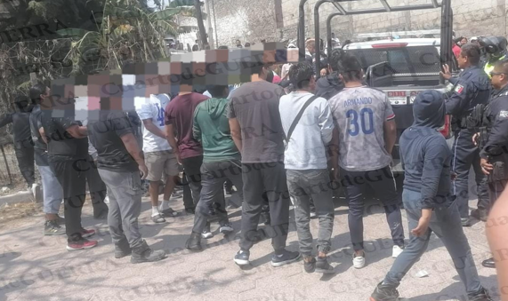 ¡A punto del linchamiento! Vecinos de San Pablo del Monte acorralan a policías para evitar que liberen a presunto ladrón