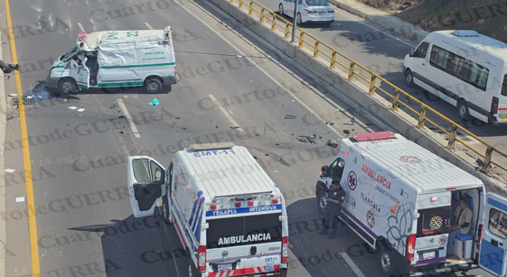 Tráiler pierde el control y provoca choque de ambulancia del IMSS; director de clínica de Nanacamilpa resulta grave