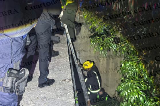 Rescate de madrugada en Chiautempan: Mujer cae a barranca en San Onofre