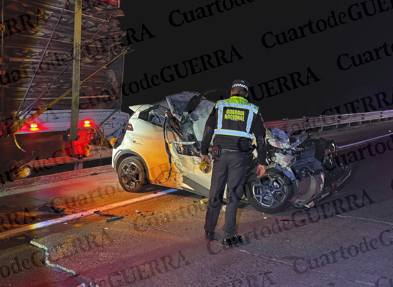 ¡Brutal choque en el Arco Norte! Muere conductor de auto eléctrico tras quedar bajo un camión