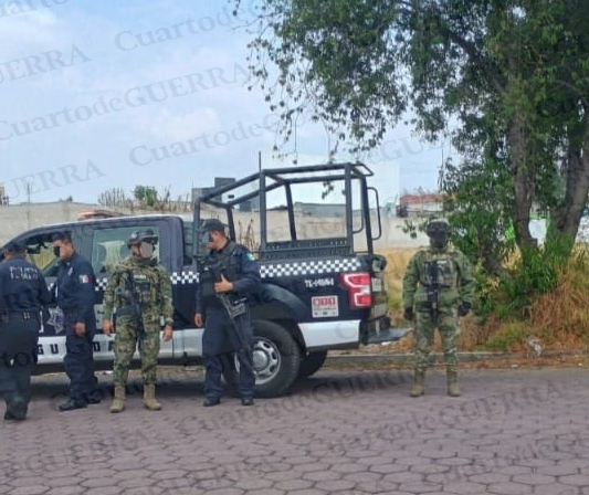 ¡No da tregua la 'Curva de San José'! Choque entre camión y Tsuru deja al menos dos lesionados en Calpulalpan