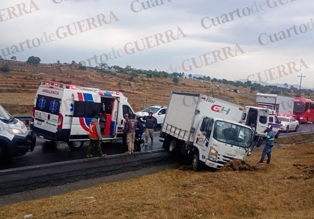 ¡No da tregua la 'Curva de San José'! Choque entre camión y Tsuru deja al menos dos lesionados en Calpulalpan