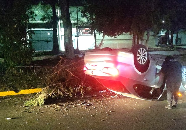 Policía de la capital atendió volcadura en Bulevar del Maestro y resguardó la zona para evitar riesgos a conductores y peatones