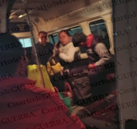 Violento asalto a transporte público en Santa Úrsula; tres sujetos armados despojan a pasajeros y abandonan la unidad