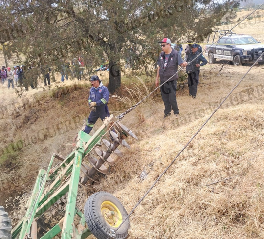 Campesino muere aplastado por su máquina agrícola, tras caer a una barranca en Nanacamilpa