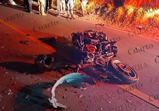 ¡Trágica noche en límites de Apetatitlán y Amaxac! Muere motociclista al chocar contra  auto