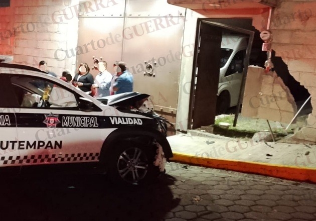 Sujeto ebrio roba patrulla en Chiautempan, atropella a oficial y termina estampado en casa en Ixtulco
