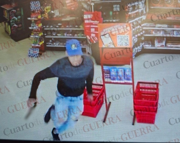 Sujeto armado dispara dentro de AutoZone para intentar asaltar; obliga a ciudadano a ayudarlo a huir