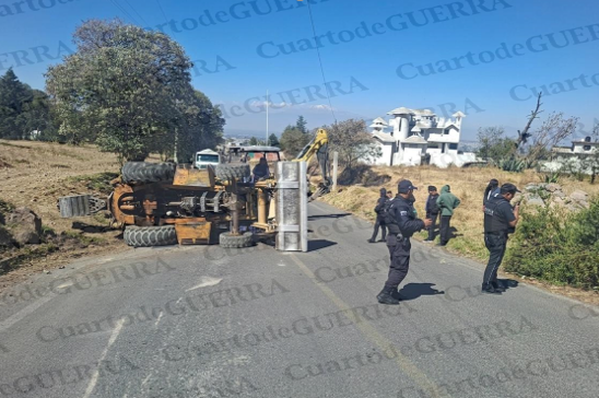 Trabajador queda prensado por retroexcavadora tras falla mecánica en Tetlanohcan; se reporta grave
