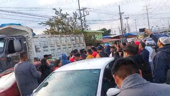 ¡Violencia en la Vía Corta! Choferes de plataforma agreden a reportero en Tlaltelulco; lo obligan a borrar material