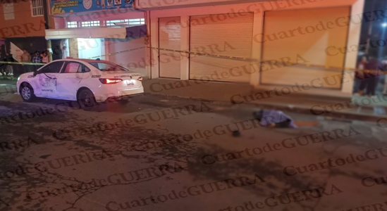 Salió por un cargador y encontró la muerte en bulevar de Calpulalpan; joven campesino muere al chocar con taxi