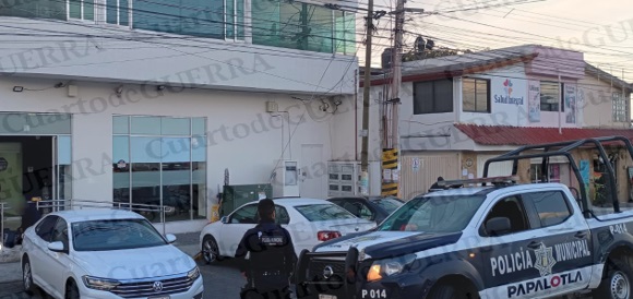 Sujetos armados asaltan a cuentahabiente al interior de banco en Panzacola, Papalotla
