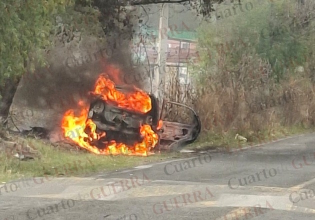 Calcinado termina vehículo en límites de Tlaxcala y Puebla; presuntamente fue un acto intencional