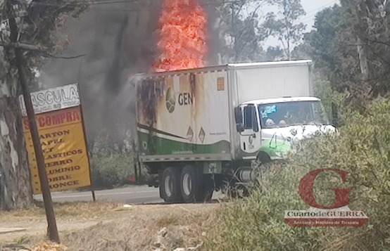 Se incendia camión con solventes en la Apizaco-Tlaxco; cierran la carretera en ambos sentidos