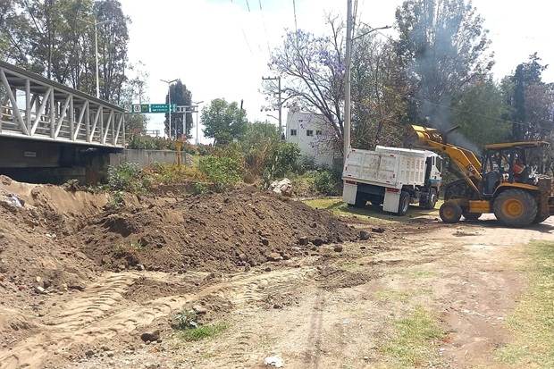 Atiende gobierno de Alfonso Sánchez García socavón en zona de la Barranca Briones