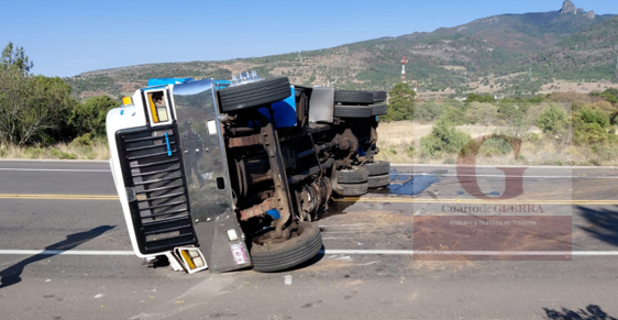 Dormita operador y vuelca su unidad en la autopista Tlaxco-Chignahuapan