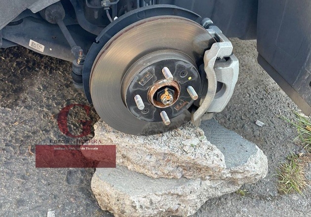 Dejan en tabiques a vehículo en Apizaco