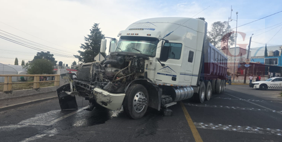 Tráiler se estrella contra tienda en Tetla por imprudencia de joven conductor; hay una lesionada
