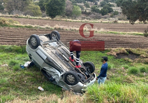 Aparatosa volcadura deja dos lesionados en la Apizaco-Tlaxco