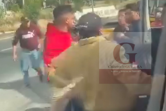 Pasajeros de colectiva se 'fajan' y defienden a chofer de sujetos ebrios en la Vía Corta