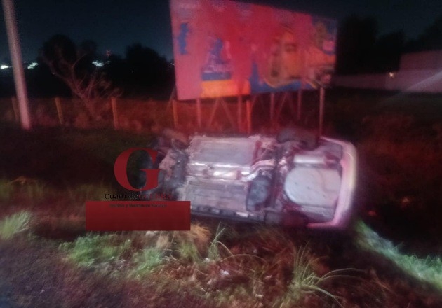 Jovencita al volante vuelca su auto tras presunto exceso de copas en la Tlaxcala-Texmelucan