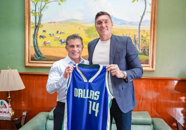 Alfonso Sánchez García recibe a Eduardo Nájera, ex jugador de la NBA