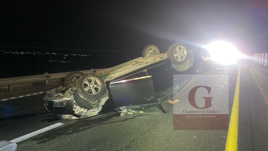 Aparatosa volcadura en la Apizaco-Huamantla deja tres lesionados; una familia logra sobrevivir