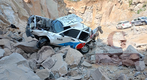 Localizan taxi accidentado en zona de minas en Yauhquemehcan