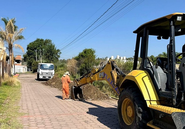 Gobierno de Alfonso Sánchez García desazolva canal en Acuitlapilco para reforzar prevención ante lluvias