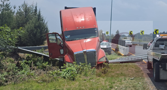Caen venezolano y mexiquense tras persecución y choque de tráiler robado; chofer sigue desaparecido