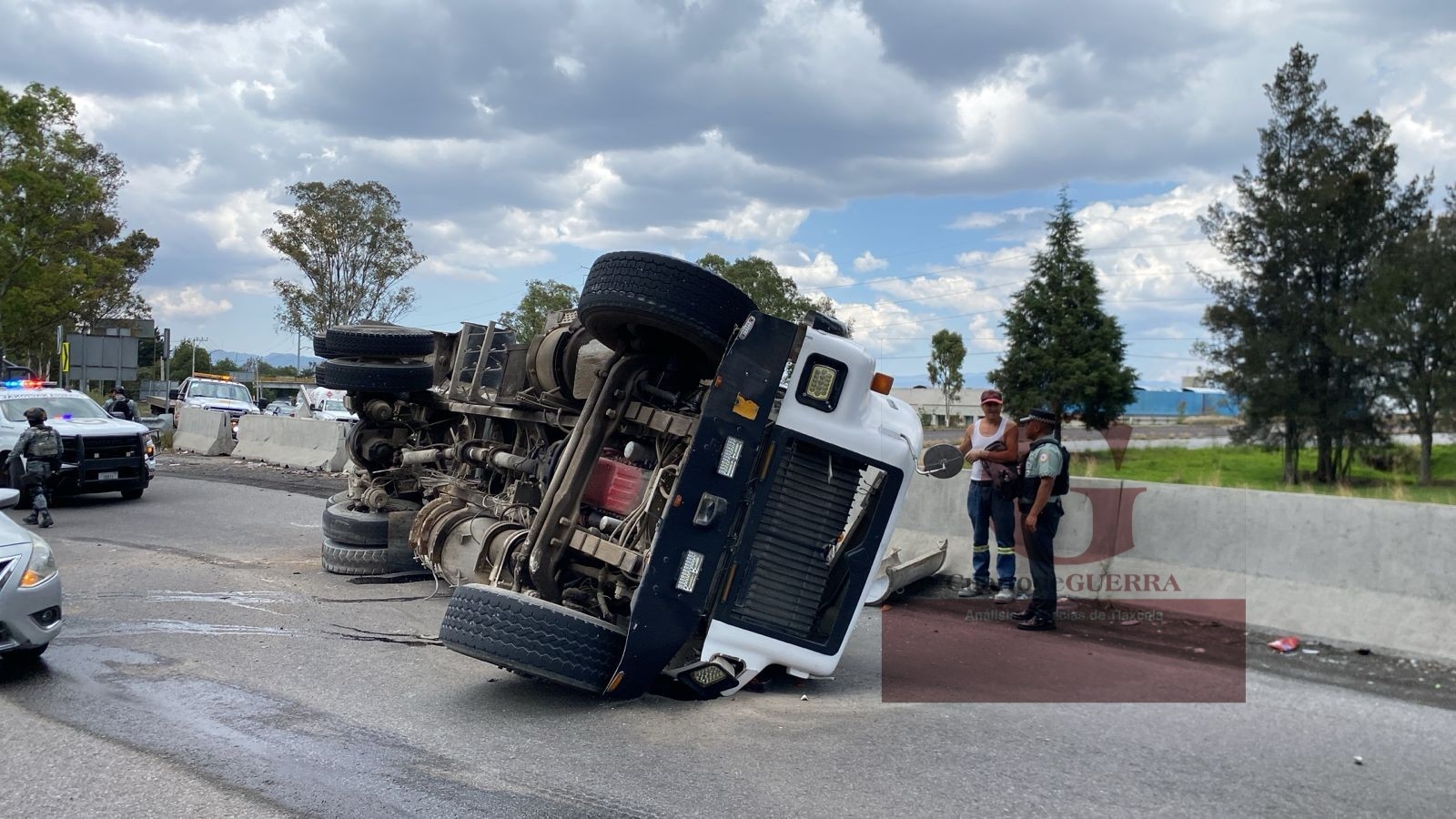 Supuesta falla mecánica provoca volcadura de revolvedora en la 'Y griega'