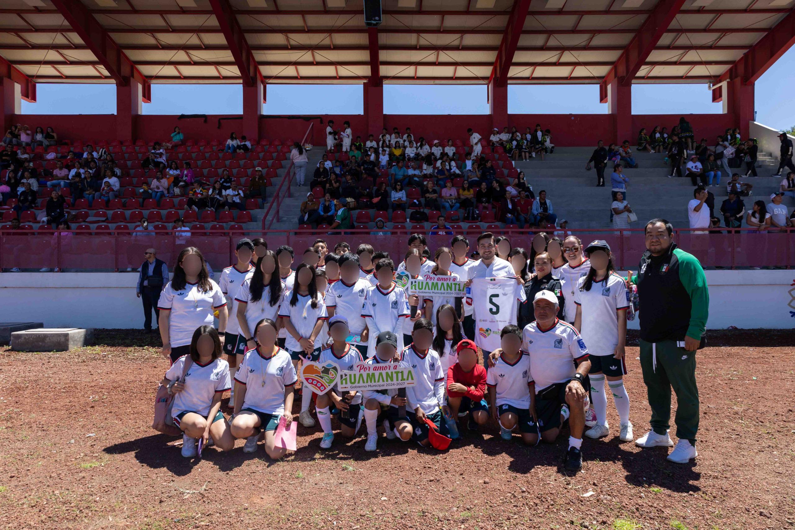 Huamantla vibra en la inauguración del torneo estatal 'Infancia y balón por la paz'