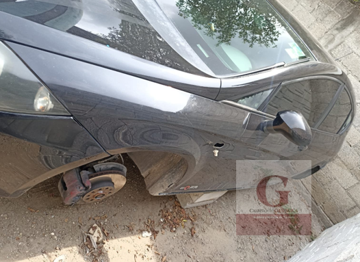 Hampones roban llantas a Seat León dentro de vivienda en Acuamanala