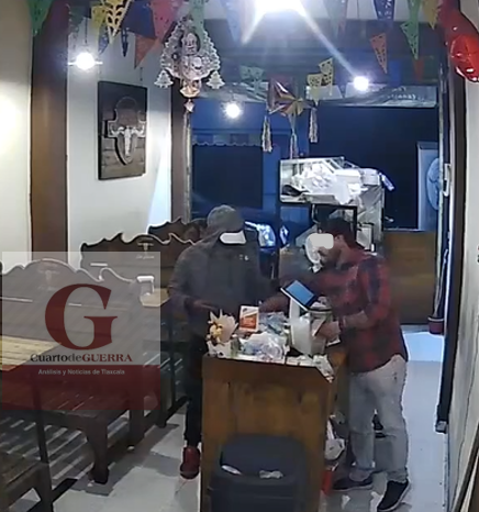 Con pistola en mano, sujeto asalta taquería en Zacatelco