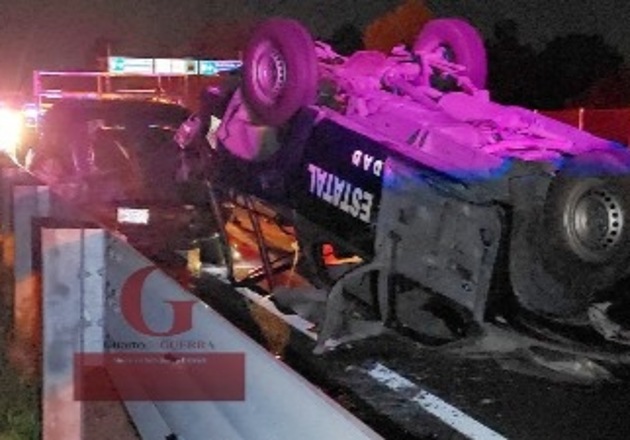 Conductor ebrio choca contra patrulla estatal y la hace volcar en el Periférico de Tlaxcala