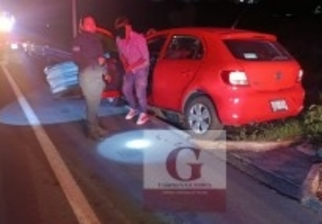 ¡Milagro en la Texmelucan-Tlaxcala! Conductor ebrio incrusta su auto en barra de contención y se salva de morir
