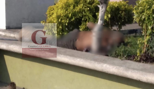 Hombre fallece en una jardinera del Parque Principal de Zacatelco