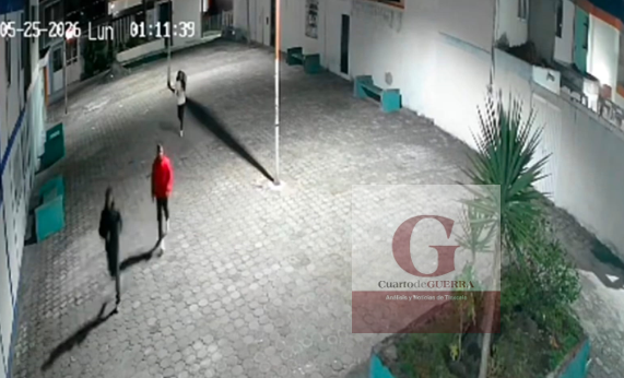 Captan en video a trío de delincuentes robando autopartes en Apizaco; vecinos acusan nula vigilancia policial
