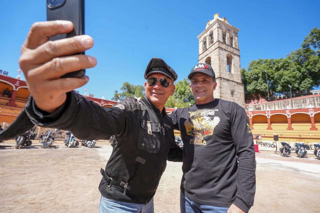 Recibe Alfonso Sánchez García a motociclistas nacionales y extranjeros en la capital