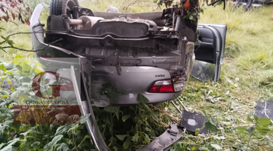¡Aparatosa volcadura! Auto queda llantas hacia arriba en la Apizaco-Tlaxcala, a la altura de Tizatlán