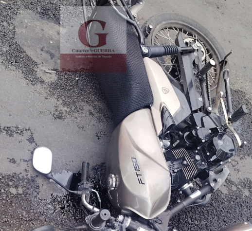 Balean a hombre que intentaba impedir robo a mujer en Apizaco; asaltantes abandonan motocicleta en huida