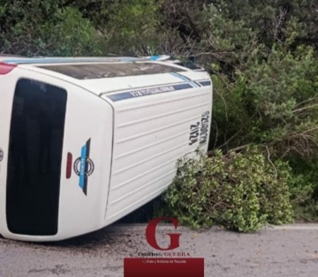 Chofer de transporte público vuelca su unidad en Ixtacuixtla; conducía en presunto estado de ebriedad