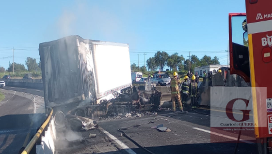Choque e incendio de tráiler paraliza la Apizaco-Calpulalpan, en Tecopilco; hay un lesionado