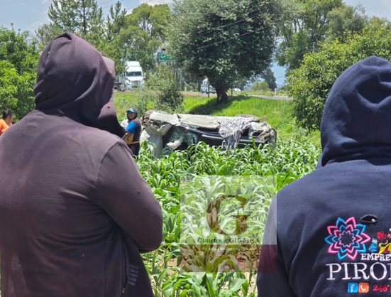 ¡Se salvaron de milagro! Brutal volcadura de una Suzuki deja tres heridos en la Tlaxcala-Texmelucan