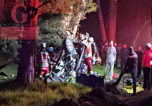 ¡Tragedia familiar en Nanacamilpa! Mueren cinco al estrellarse contra un árbol