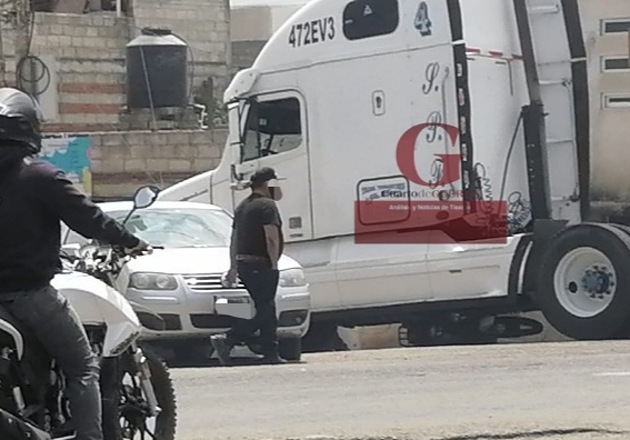 Tráiler embiste a mujer motociclista y queda atrapada bajo las llantas en San Pablo del Monte
