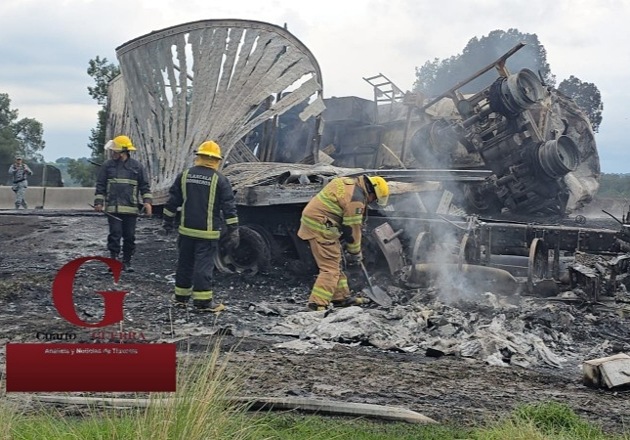 Pipa de diésel se desprende, choca contra tráiler y explota en Hueyotlipan; hay un muerto