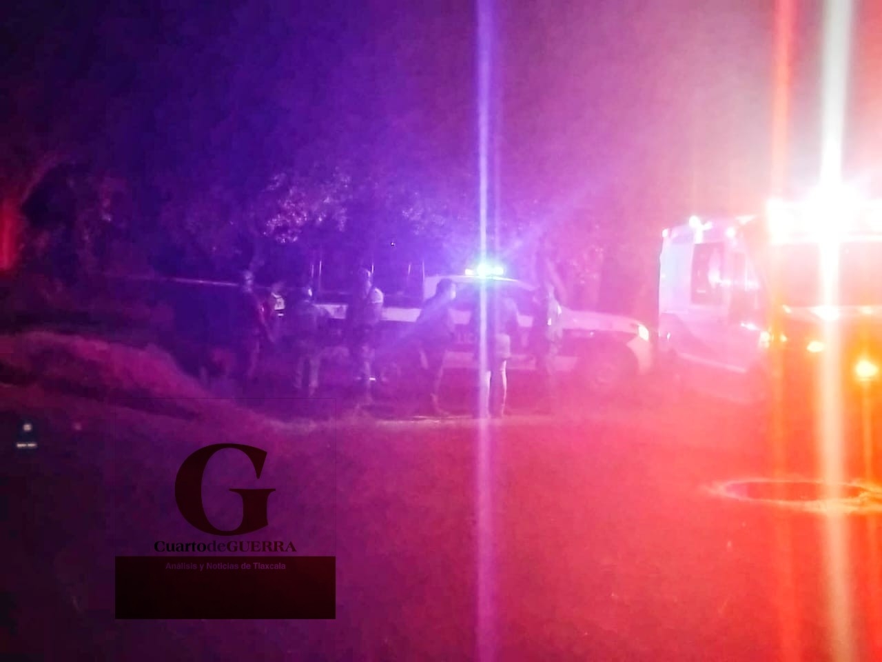 Hallan cadáver calcinado en la batea de una camioneta en llamas en Nativitas